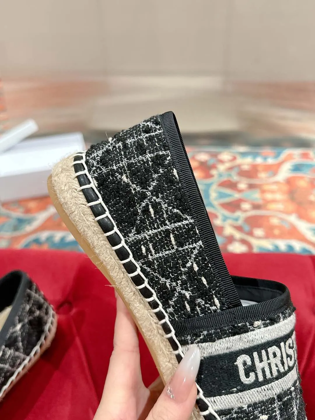 👟👟Ex-factory price 460👟👟 Dior DIOR's new popular early spring fisherman shoes 🆕 Simple, elegant and fashionable, timeless and timeless, it is a classic that will never fade away in the fashion circle, retro fisherman shoes. Original hand-woven surface, electric embroidery technology! Specific cloth surface and rubber outsole. Code number: 35-39 (40.41 customized, non-refundable)